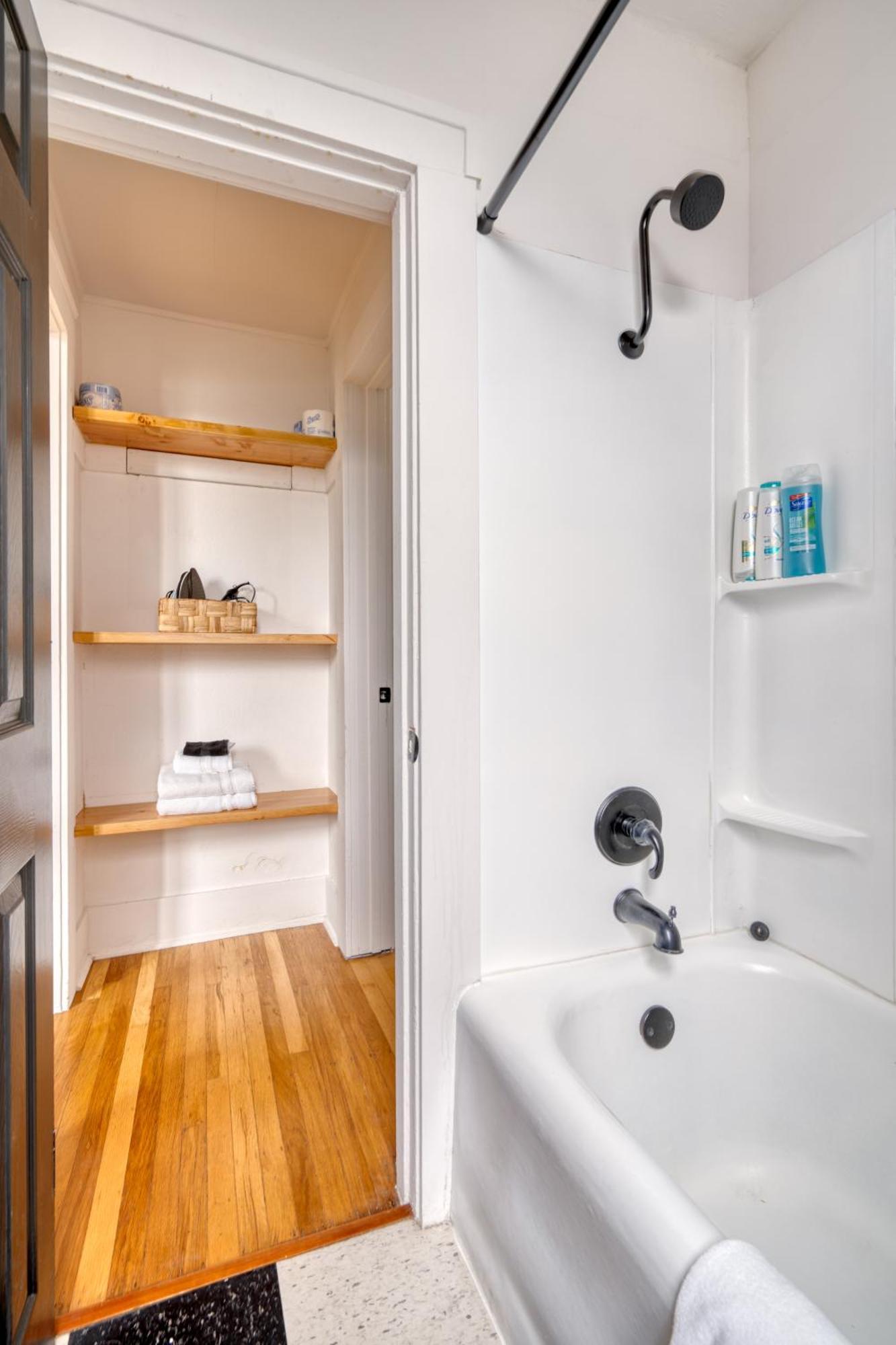 Collection - La Casa Burnside - Local Eateries, Shops, And Bars Apartment Portland