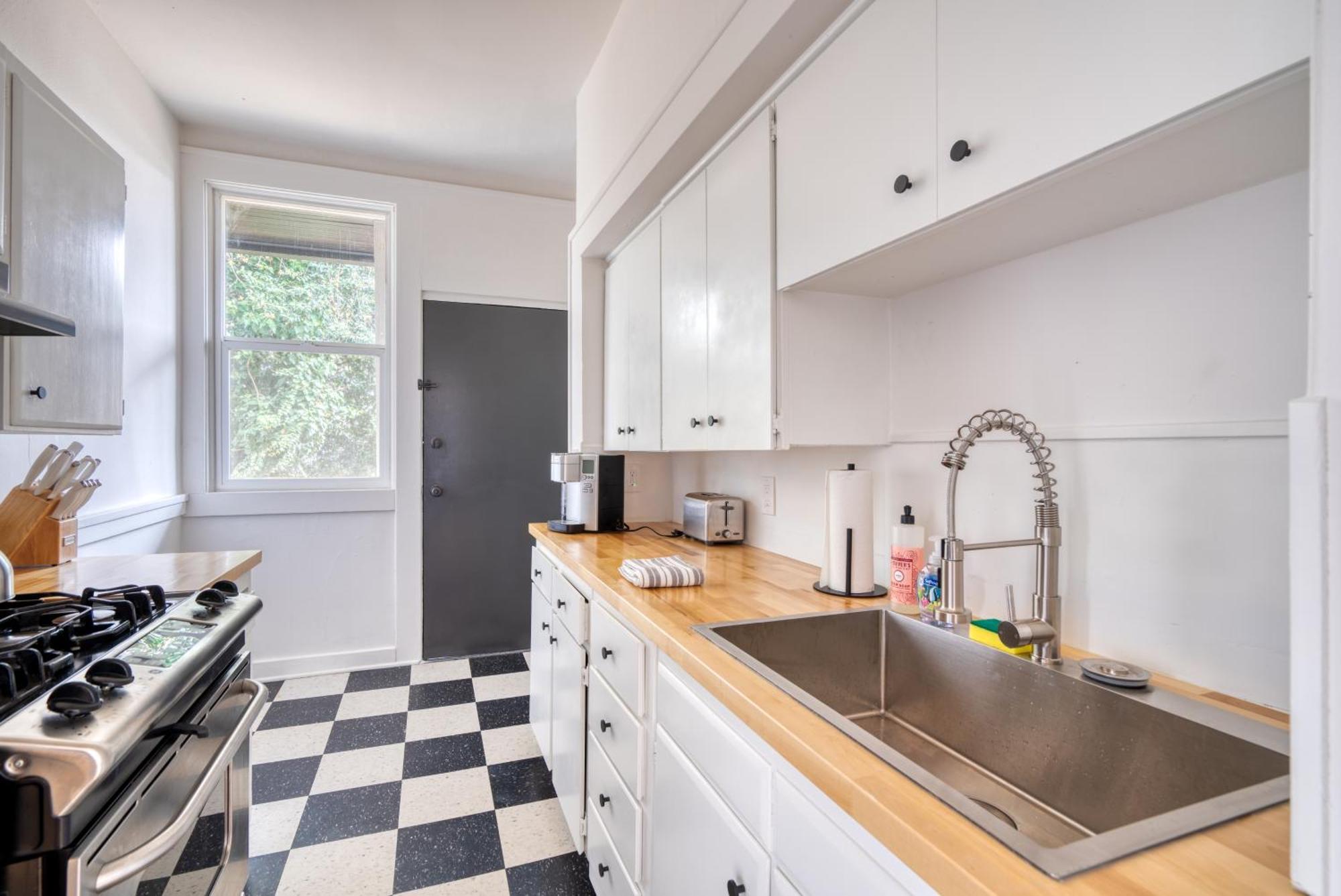 Collection - La Casa Burnside - Local Eateries, Shops, And Bars Apartment Portland