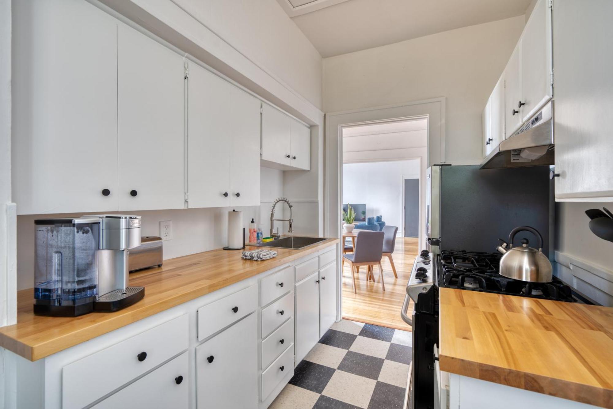 Collection - La Casa Burnside - Local Eateries, Shops, And Bars Apartment Portland
