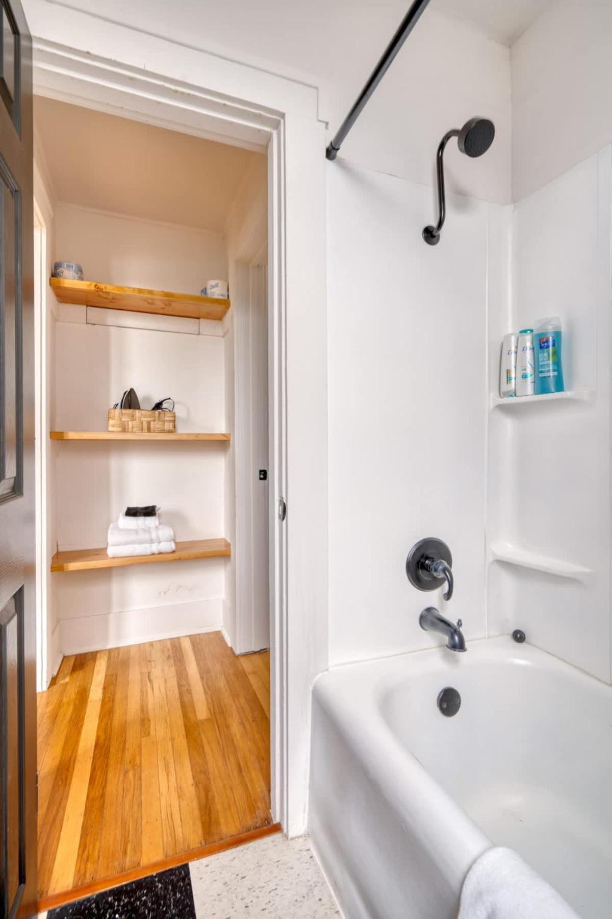 Collection - La Casa Burnside - Local Eateries, Shops, And Bars Apartment Portland